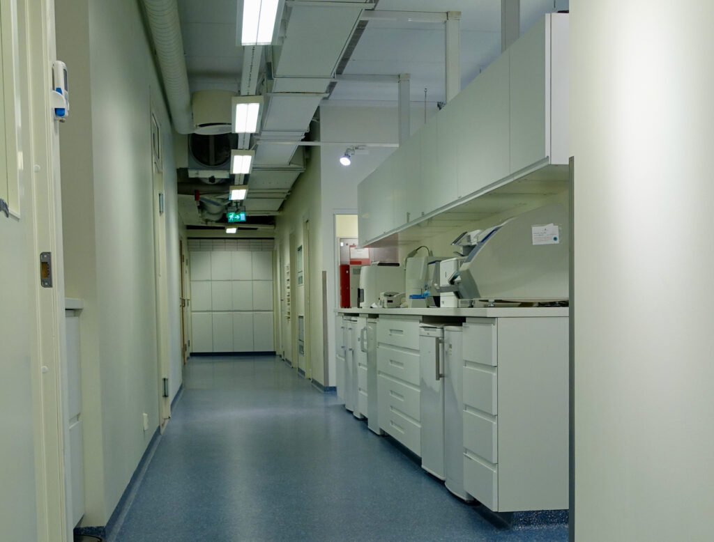 Corridor with laboratory equipment at the veterinary clinic, with a hard-wearing blue-grey acrylic floor